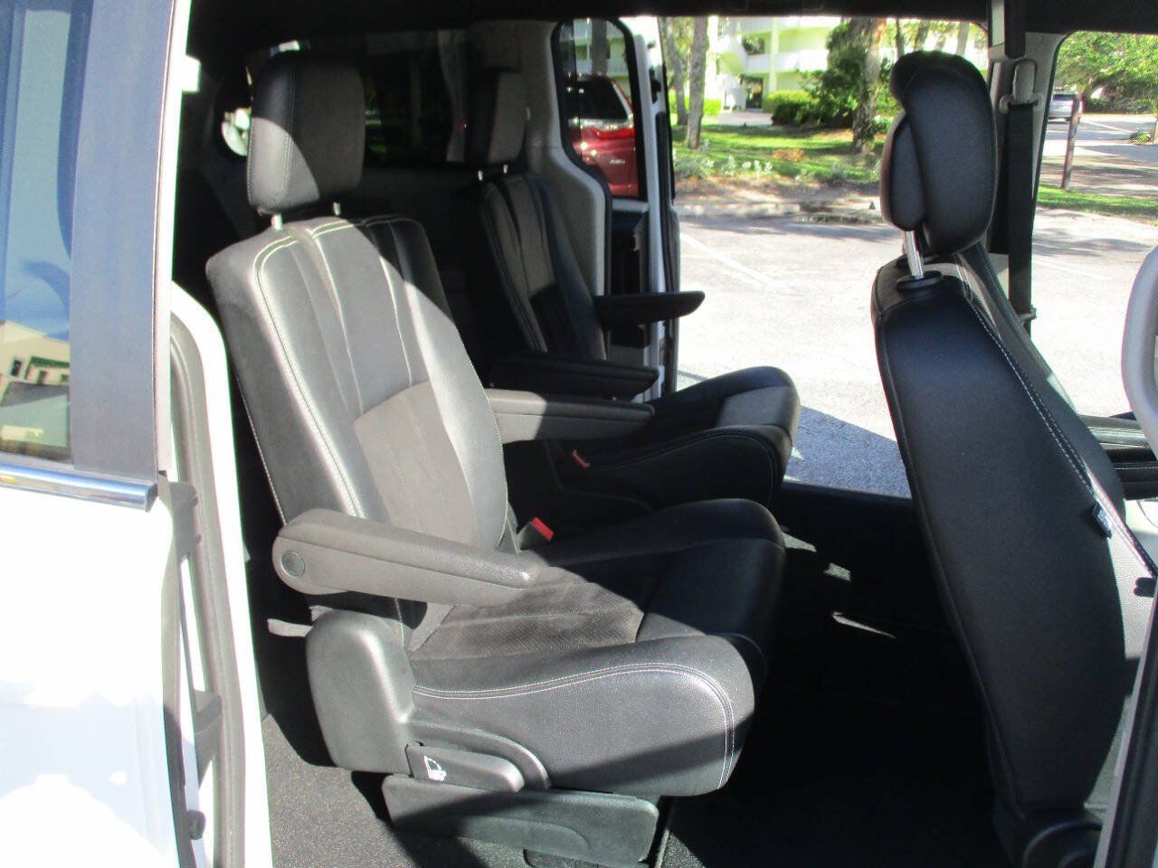 Used 2018 Dodge Grand Caravan SXT w/ Driver Convenience Group FWD image 28