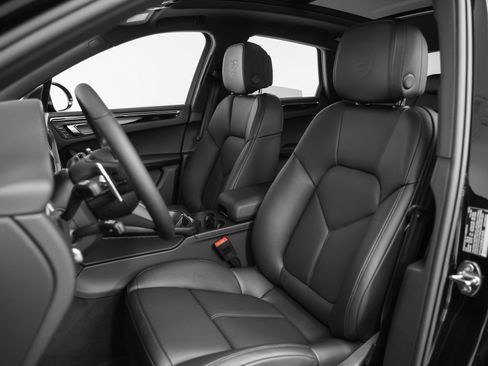 Certified 2025 Porsche Macan image 5