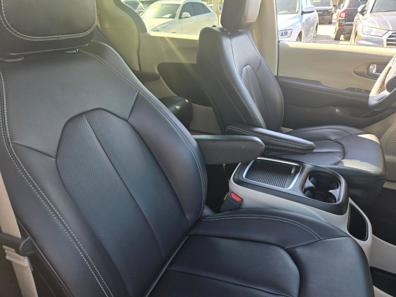 Used 2024 Chrysler Pacifica Limited FWD image 25