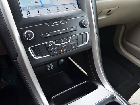 Used 2019 Ford Fusion SE image 14