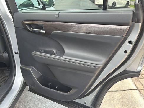 Certified 2020 Toyota Highlander Limited FWD image 16