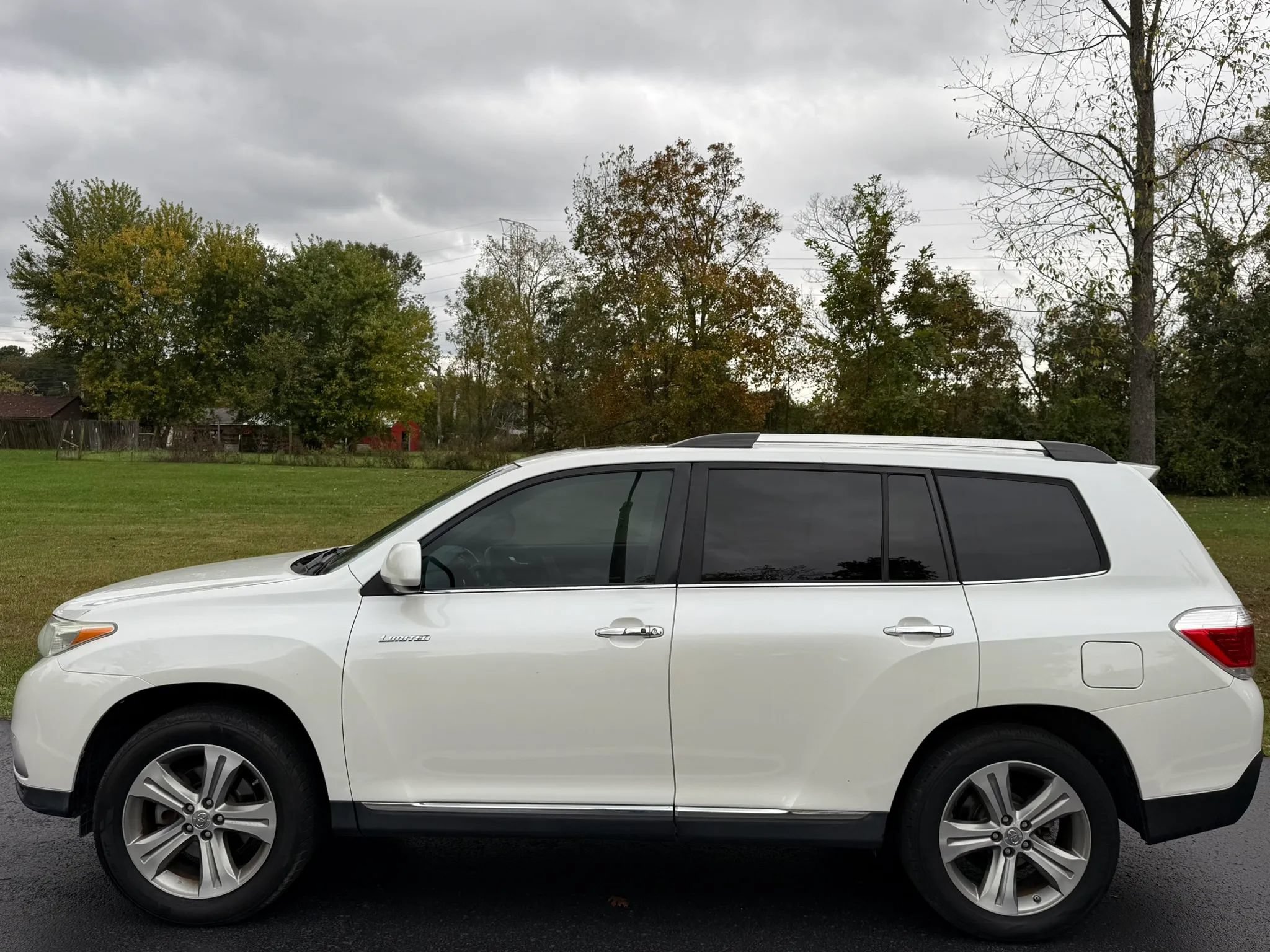 Used 2011 Toyota Highlander Limited w/ Tow Pkg FWD image 16