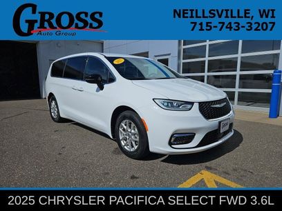 Used 2025 Chrysler Pacifica Select