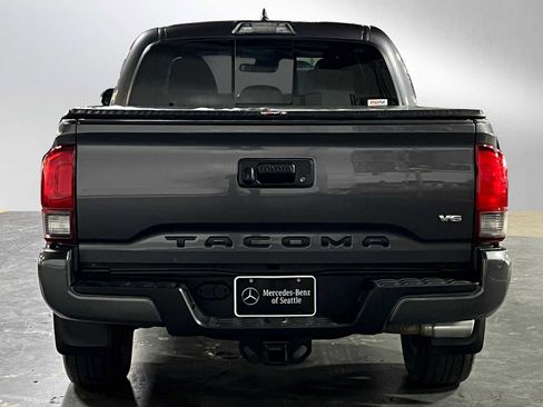 Used 2018 Toyota Tacoma TRD Sport AWD/4WD image 4