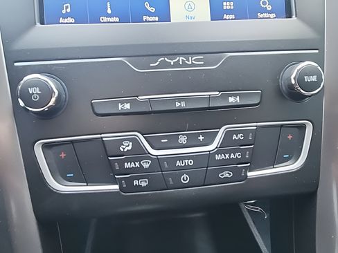 Used 2020 Ford Fusion SE image 17