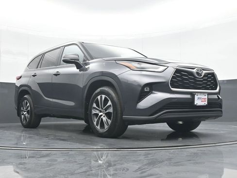 Used 2024 Toyota Highlander XLE AWD/4WD image 33