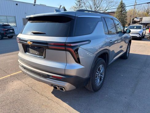 Used 2025 Chevrolet Traverse LT image 4