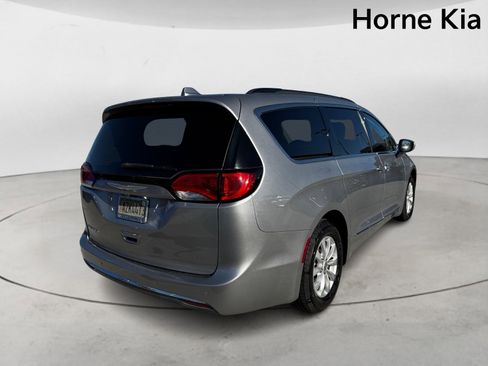 Used 2017 Chrysler Pacifica Touring-L image 4