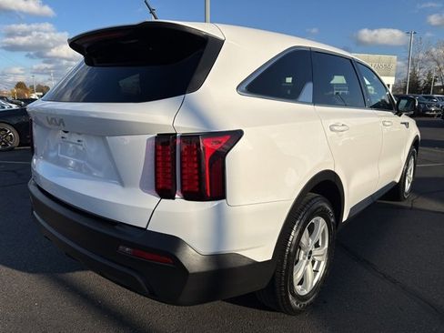 Used 2023 Kia Sorento LX image 7