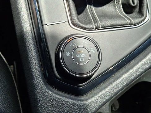 Used 2025 Volkswagen Taos SEL AWD/4WD image 30