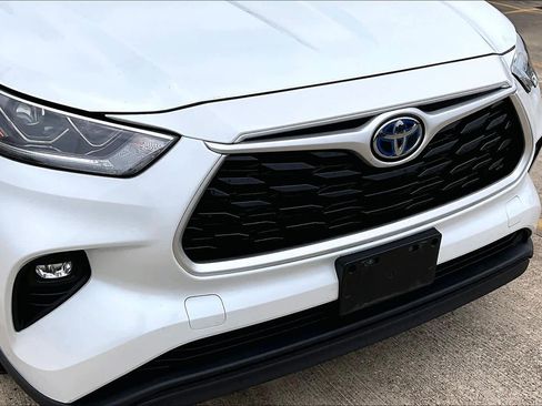 Used 2022 Toyota Highlander Bronze Edition FWD image 30