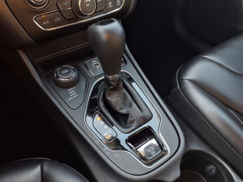 Used 2021 Jeep Cherokee Latitude Plus AWD/4WD image 13