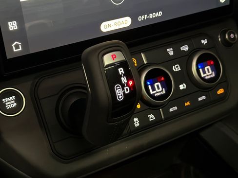 New 2026 Land Rover Defender 110 X-Dynamic SE AWD/4WD image 16