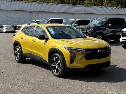 Certified 2024 Chevrolet Trax RS w/ Driver Confidence Package image 1