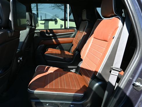 Used 2023 GMC Yukon Denali Ultimate AWD/4WD image 8