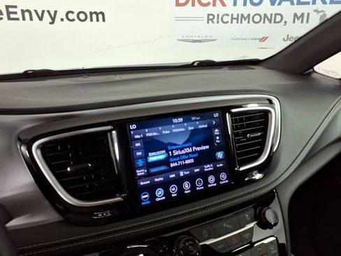 Used 2020 Chrysler Pacifica Limited w/ S Appearance Package FWD image 25
