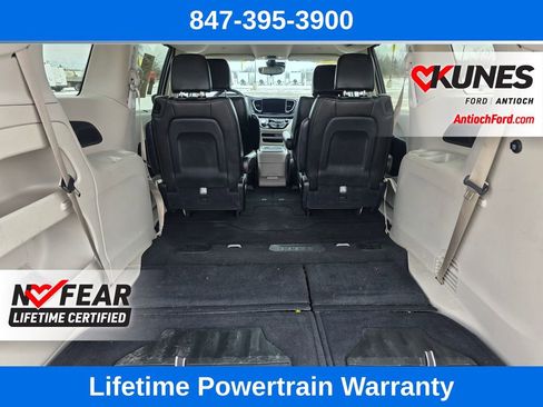 Used 2023 Chrysler Pacifica Touring-L image 15