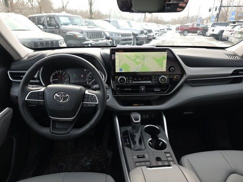 Used 2026 Toyota Highlander XLE image 13