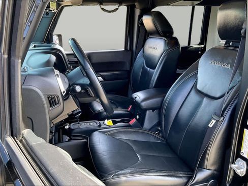 Used 2016 Jeep Wrangler Unlimited Sahara w/ Connectivity Group AWD/4WD image 8