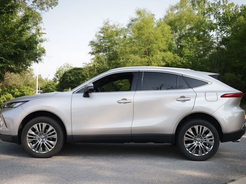 Used 2022 Toyota Venza XLE AWD/4WD image 3