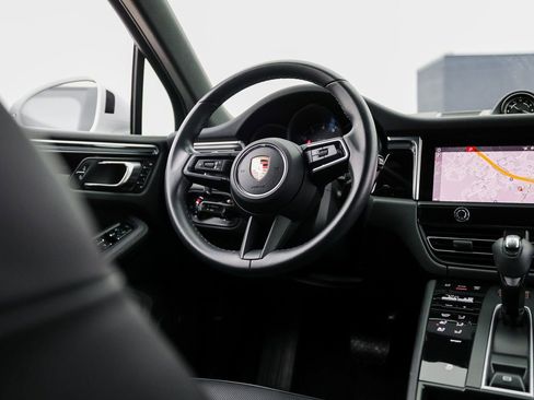 Certified 2022 Porsche Macan AWD/4WD image 26