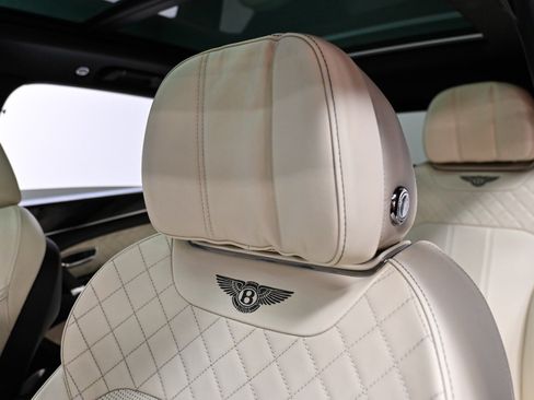 Used 2018 Bentley Bentayga AWD/4WD image 17
