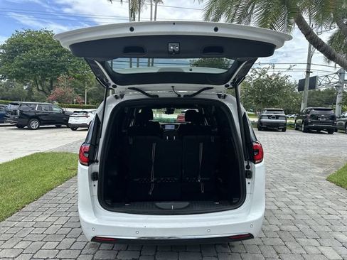Used 2024 Chrysler Pacifica Touring FWD image 28