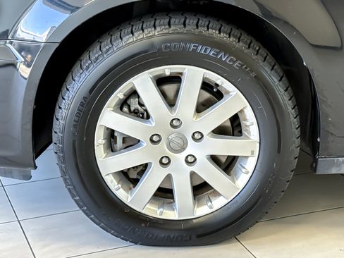 Used 2013 Chrysler Town & Country Touring FWD image 27