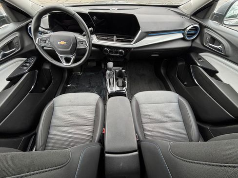 Used 2025 Chevrolet Trax LT w/ LT Convenience Package FWD image 33