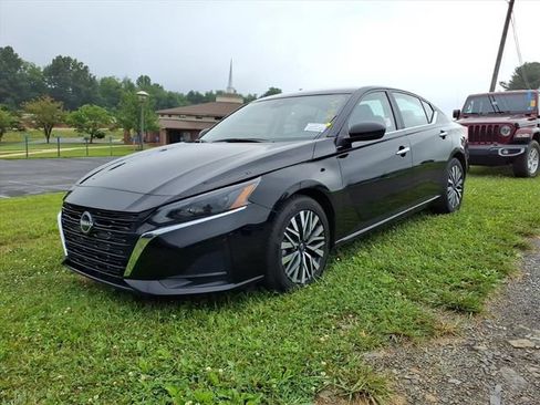 Used 2025 Nissan Altima 2.5 SV FWD image 12