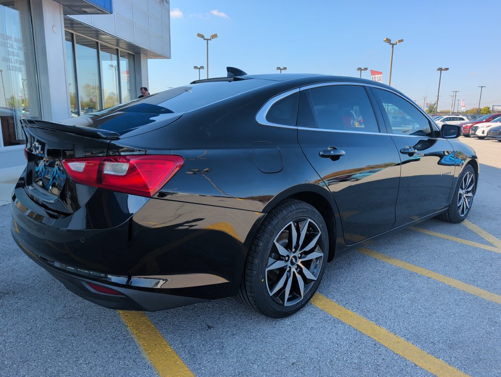 Used 2017 Chevrolet Malibu LT w/ Leather Package FWD image 7