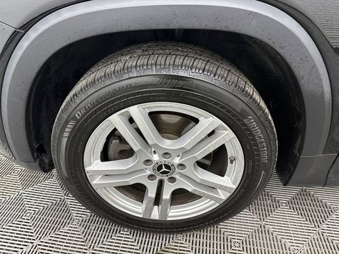 Used 2023 Mercedes-Benz GLB 250 4MATIC w/ Premium Package image 12