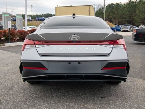 Used 2025 Hyundai Elantra SEL image 10