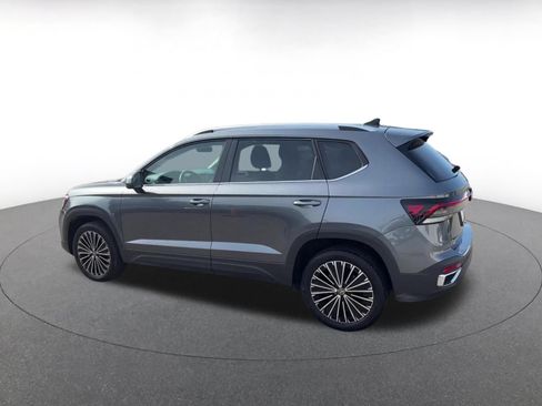 Used 2025 Volkswagen Taos SE FWD image 9