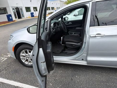 Used 2023 Chrysler Pacifica Touring FWD image 3