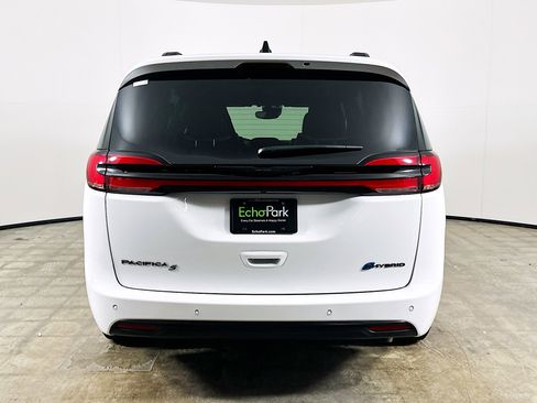 Used 2025 Chrysler Pacifica Premium FWD image 7