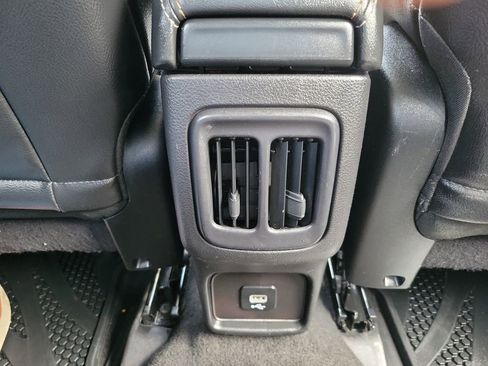 Used 2017 Jeep Compass Latitude w/ Cold Weather Group FWD image 11