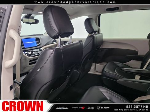 Used 2023 Chrysler Pacifica Touring-L FWD image 19