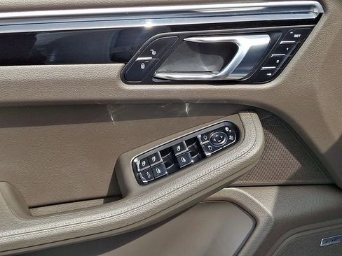 Certified 2017 Porsche Macan image 17