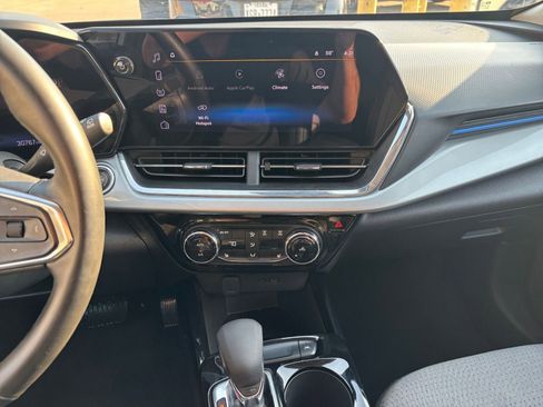 Used 2025 Chevrolet Trax LT w/ LT Convenience Package image 17