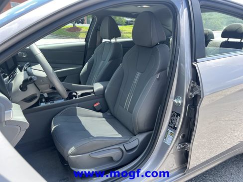 Used 2025 Hyundai Elantra SEL FWD image 17