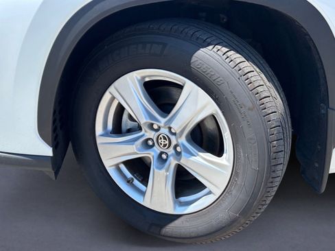 Used 2025 Toyota Highlander LE image 5