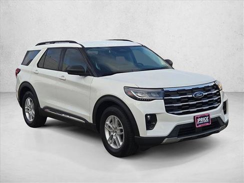 Used 2025 Ford Explorer Active w/ Active Comfort Package RWD image 3
