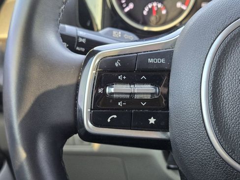 Used 2023 Kia Carnival EX image 24