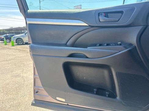 Used 2019 Toyota Highlander Plus AWD/4WD image 10