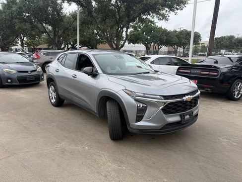 Used 2025 Chevrolet Trax LS FWD image 3