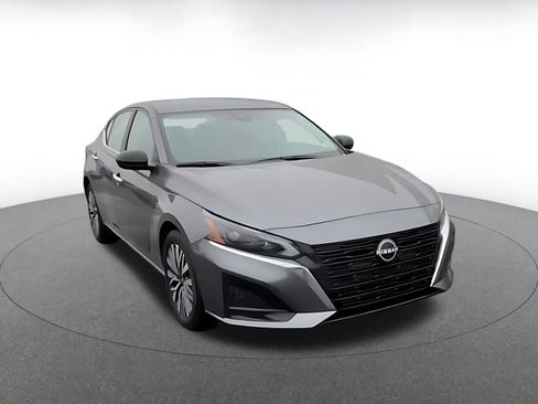Used 2025 Nissan Altima 2.5 SV image 3