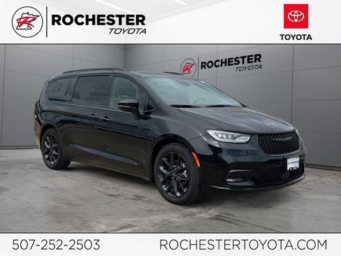 Used 2025 Chrysler Pacifica Limited FWD image 1