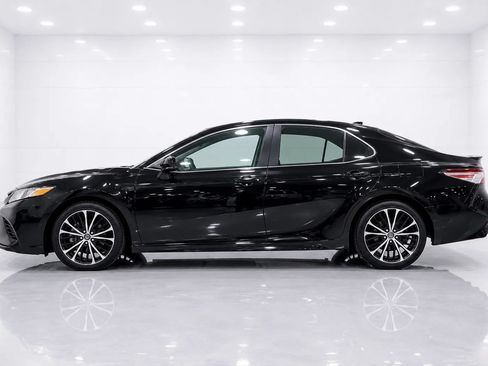 Used 2020 Toyota Camry SE FWD image 2