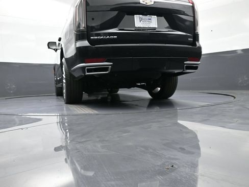 Used 2024 Cadillac Escalade Premium Luxury AWD/4WD image 37